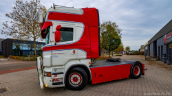 20251019-Tom-Holding-00032